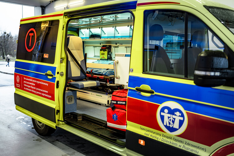 Szpital w Poznaniu z nową karetką od Volkswagen Poznań